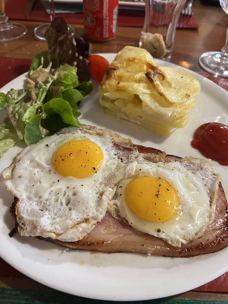 Jambon Grillé Et Son Œuf Sur Le Plat Gratin de Pommes de Terre